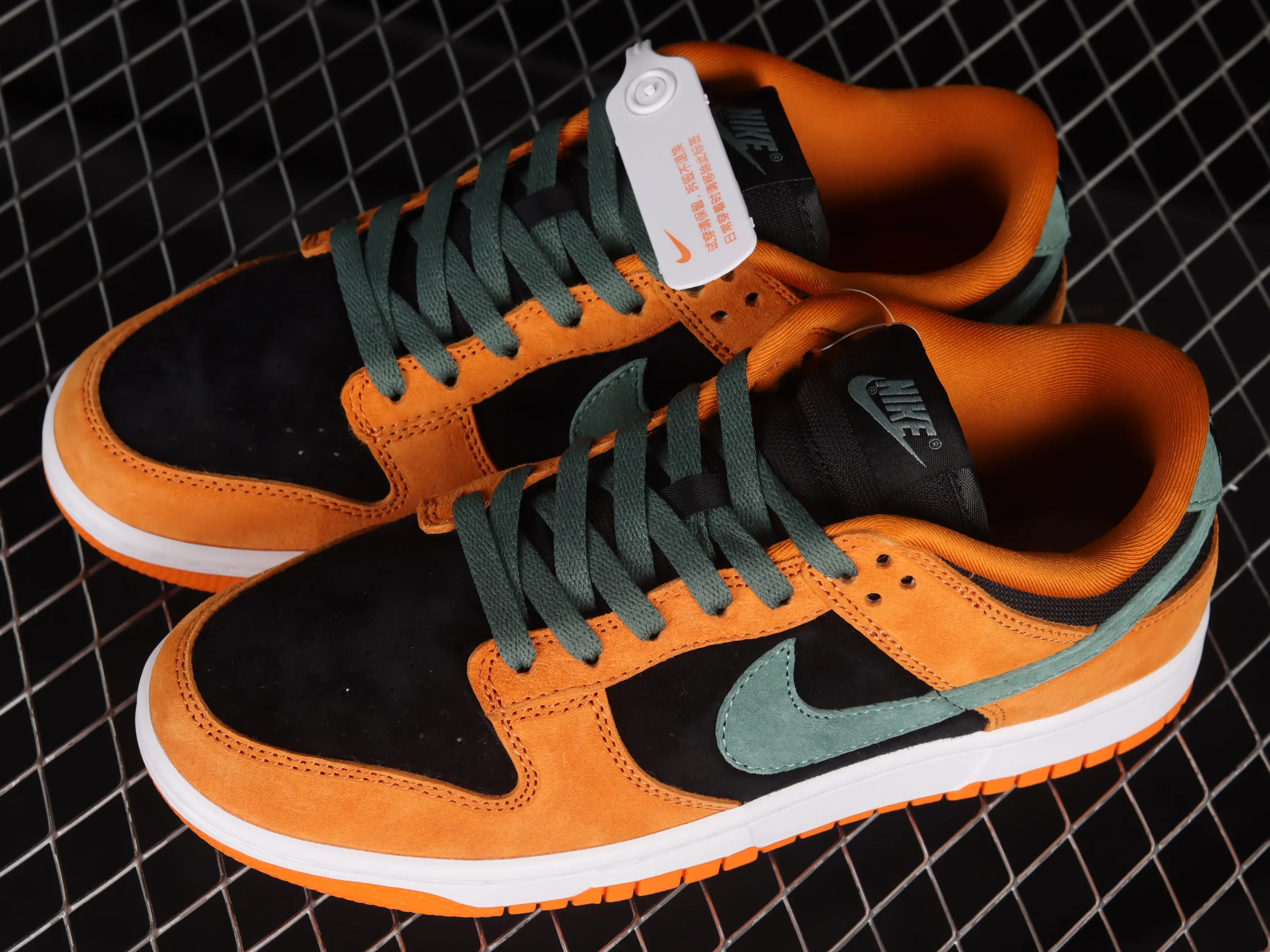 All categories Nk SB Dunk series Nk SB Dunk Low low-top sneakers N version NK SB Dunk Low SP "Ceramic" carrot yellow and black SB low-top casual sports skateboard shoes DA1469-001